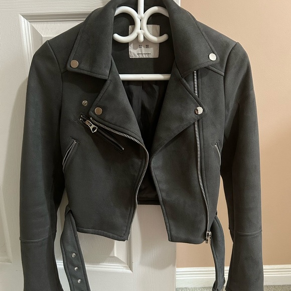 I am selling because I don’t wear it anymore I have only wore it once’s. - Picture 2 of 2